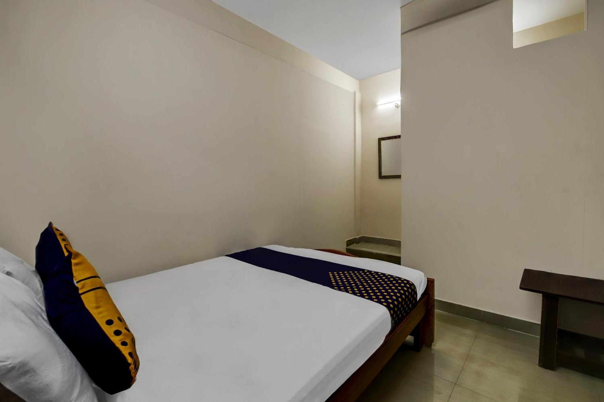 Spot On 73621 Srinivasa Boarding And Lodging Jālahalli Esterno foto