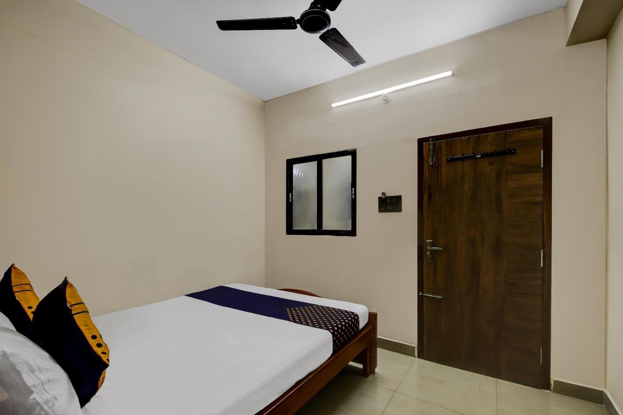 Spot On 73621 Srinivasa Boarding And Lodging Jālahalli Esterno foto
