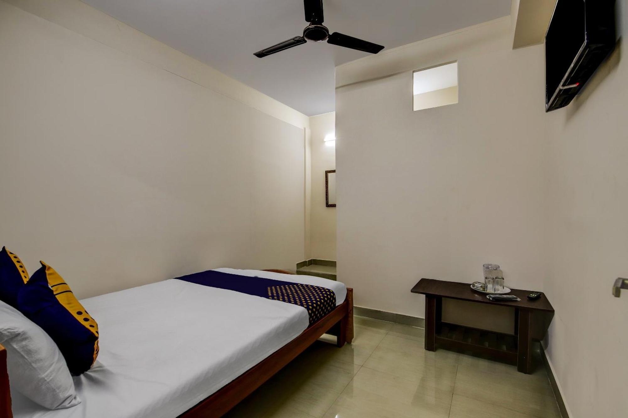 Spot On 73621 Srinivasa Boarding And Lodging Jālahalli Esterno foto