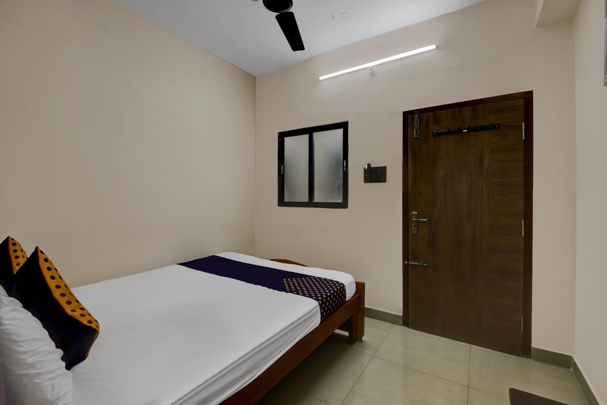 Spot On 73621 Srinivasa Boarding And Lodging Jālahalli Esterno foto