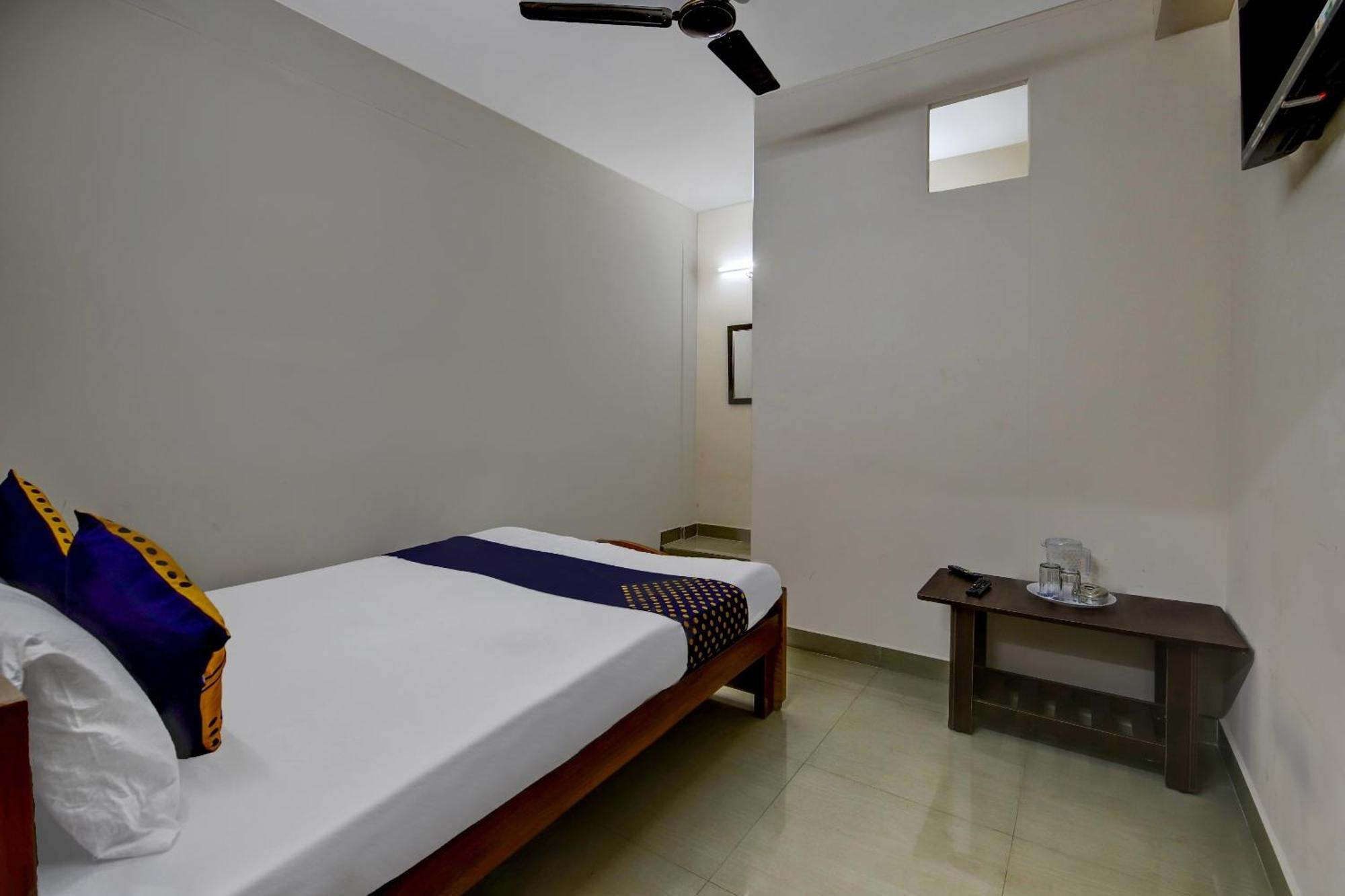 Spot On 73621 Srinivasa Boarding And Lodging Jālahalli Esterno foto