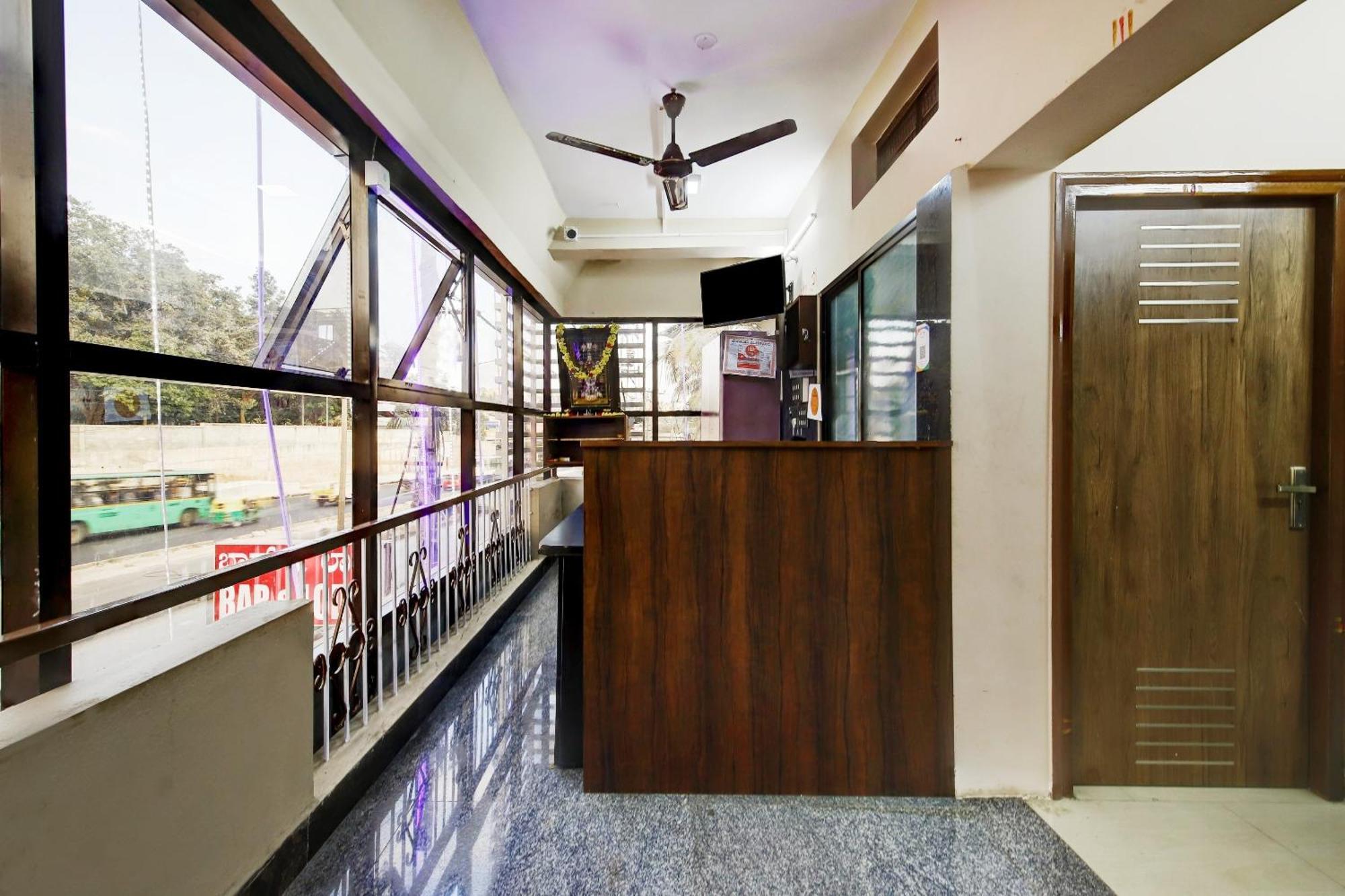 Spot On 73621 Srinivasa Boarding And Lodging Jālahalli Esterno foto